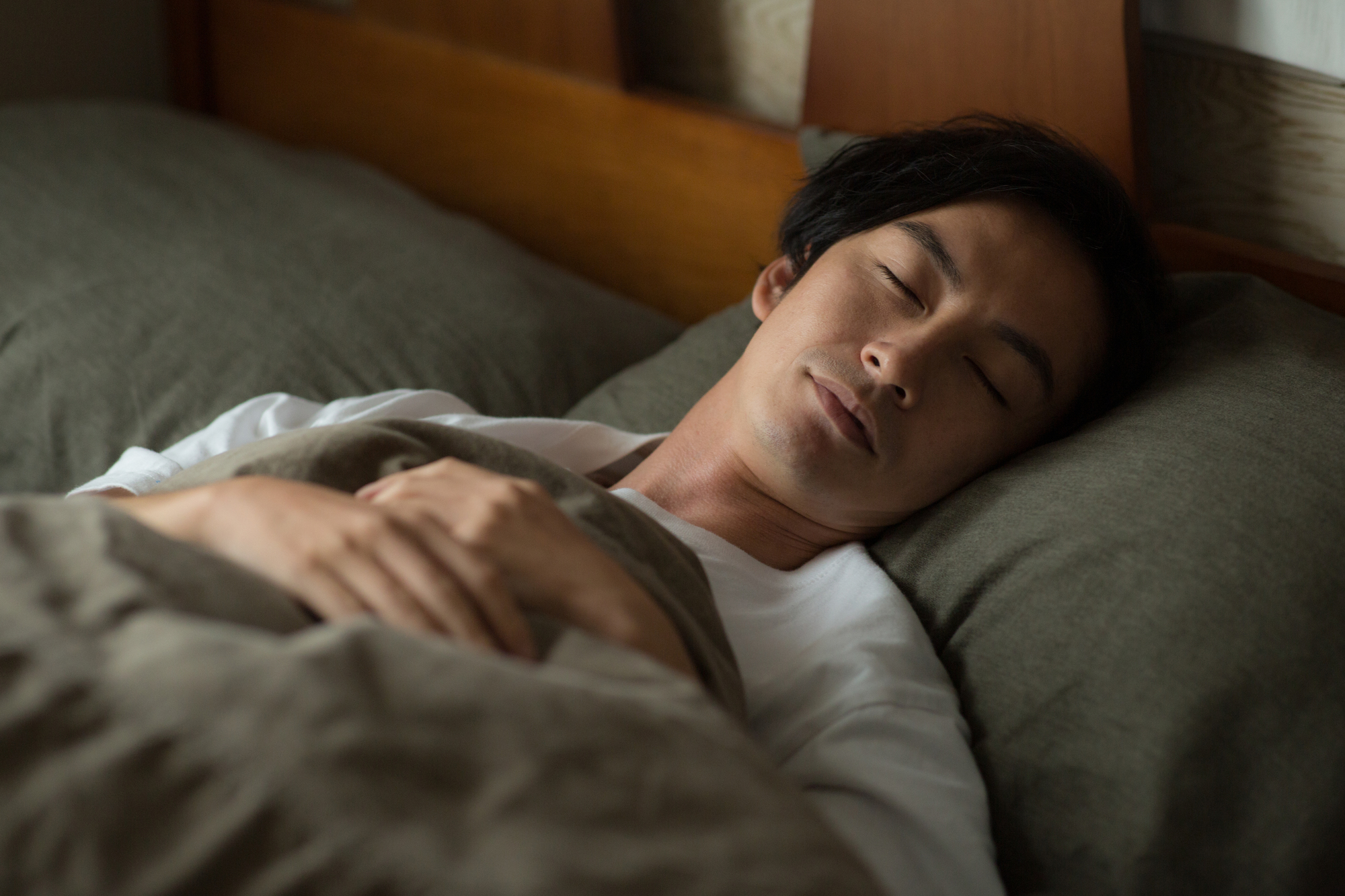良質な睡眠環境で深く眠る男性のイラスト｜横になるとすぐ寝てしまう原因と対策を堺そらはねメンタルクリニックが解説