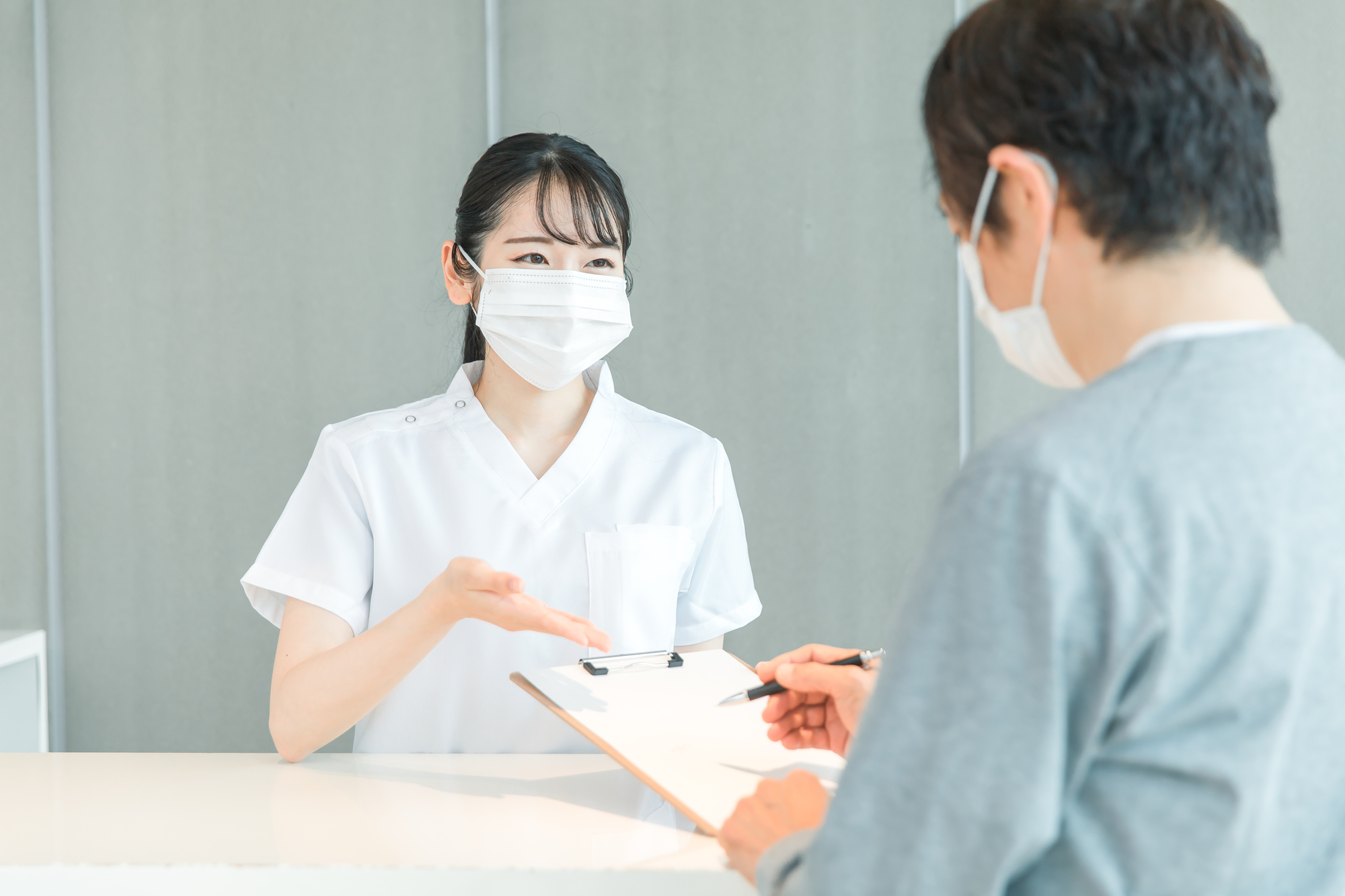 問診票を受け取る患者と看護師のやりとり｜過眠症や気絶のような症状で心療内科を受診する流れを紹介