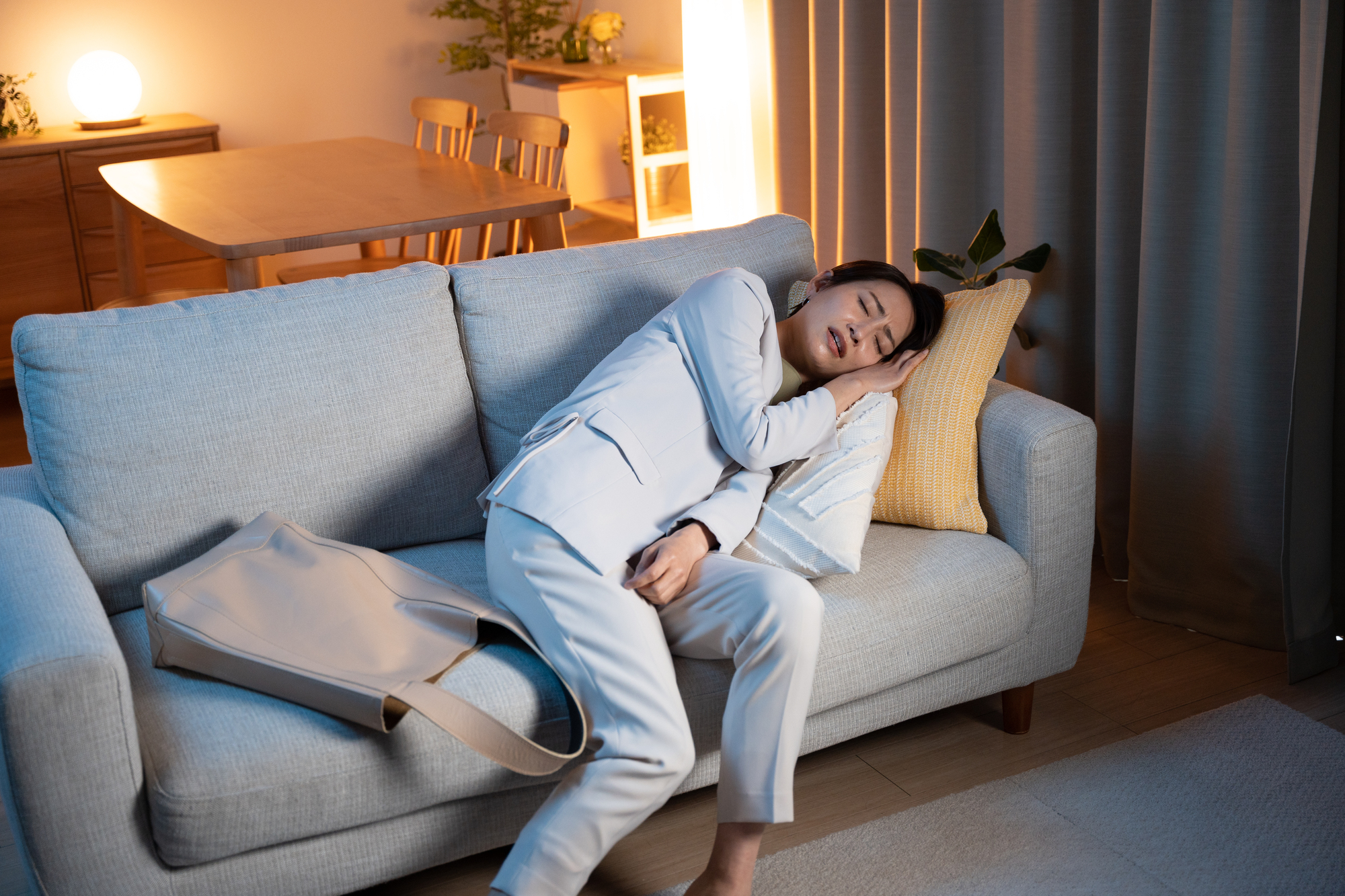 ソファに横になるとすぐ眠ってしまう女性のイラスト｜寝落ちと気絶の違いや受診の目安を堺そらはねメンタルクリニックが解説