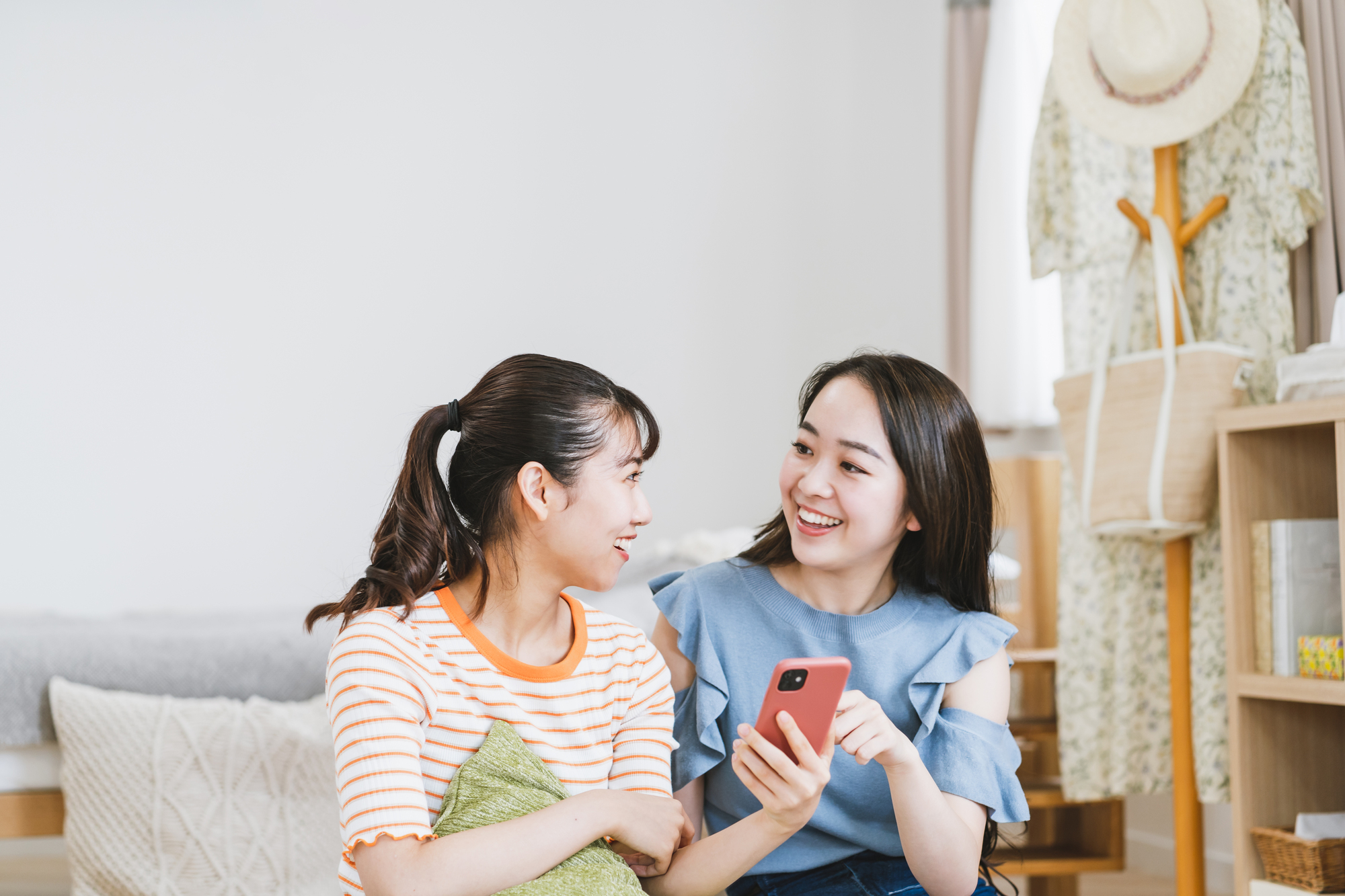 「よく頑張ったね」と声をかける女性｜パニック障害の方を励ます言葉の例