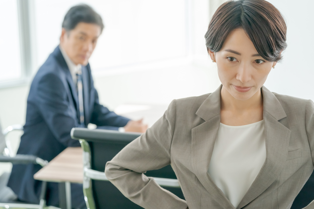人前では明るく見せてしまう心理的背景と原因│堺そらはねメンタルクリニック