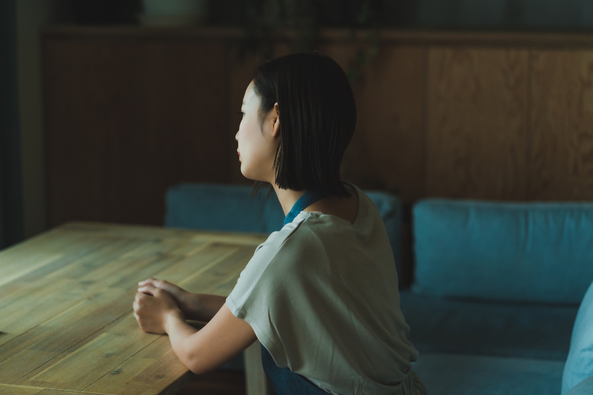 うつ病でぼーっとする女性のイメージ││堺市でうつ病治療なら「堺そらはねメンタルクリニック」