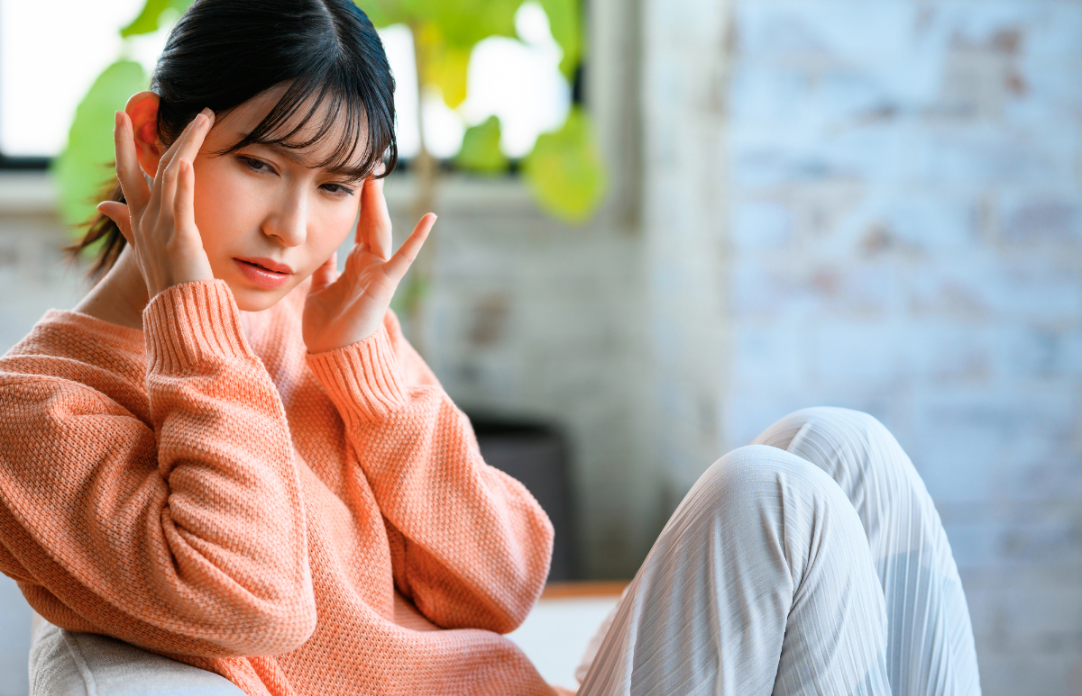 【心の不調、こんなサインに気づいたら】ストレスで頭痛を感じる女性-【堺市の心療内科】堺そらはねメンタルクリニック